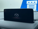 【マツダコネクトナビ】車内の雰囲気にマッチした一体型タイプのナビ。各種車輌設定やBluetooth再生等、様々な機能が楽しめます。直感的なダイヤル操作が可能で、使い勝手も良好です。