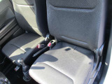 4WD/5速MT/シートヒーター/CD再生/FM・AMラジオ/オートライト/助手席アンダーボックス/エアコン/パワステ/パワーウィンドウ/フロアマット/ドアバイザー/電格ドアミラー