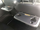 リアにはテーブルも。ジュースホルダーもあります。
