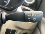 【オートライト】周りの明るさに応じて自動でヘッドライトの点灯・消灯ができる機能です!ライトの付け忘れ・消し忘れなどが無くなり、雨の日や夕方の走行も安心!トンネル通過時も便利ですね♪