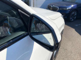追い越し車線上を急接近してくる車両を認識してミラー内側に組み込まれたインジケータを点滅させドライバーに警告します。注意喚起に気づかず、ドライバーがそのまま車線を越えた場合には車線維持をサポートします。