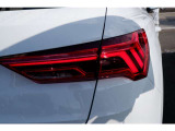 LEDリヤコンビネーションライトです。素早い発光で後続車両の視認性を高めます。