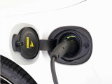 専用コードを接続するだけで簡単に充電が行えます。Recharge UltimateT8AWD plug-in hybridは、走行中の充電のほか、自宅などに設置された充電機器からの充電が可能です。