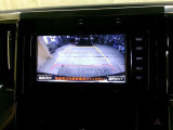バックモニター付。車両後方の映像をナビ画面に表示し、駐車などの後退操作をサポートします。