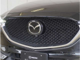 【フロントレーダーセンサー】フロントレーダーセンサーから送信される電波が前方車や障害物に反射し、もどってきた電波を検知することで制御しています。