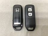 スマートキーを装備しています。鍵を差し込むことなくドアロックの開け閉めと、スタートボタン操作でのエンジンスタートができます。スペアキーも同じものを用意しております。