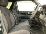 女性でも運転がしやすいように、シートの高さ調整機能(シートリフター)がついてます。運転席と助手席の足元が空いている為、助手席側への移動がスムーズです。交通量の多い道でも助手席側から乗り降りができます。