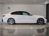 ☆BMWの前後重量配分50:50はエンジン自体をフロントタイヤよりも後ろにずらし、通常はエンジンルーム内に搭載される重量物であるバッテリーをトランクに移動させるなどして実現されています☆