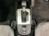 CVT車のセレクトレバーです。低速から高速まで、変速ショックのないスムーズな走りと、エンジン効率のよい領域を維持して燃費にも貢献します。サイドブレーキはスイッチ操作の電子制御パーキングブレーキです。