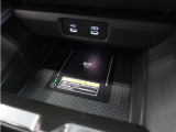 ◆ワイヤレス充電器◆ワイヤレス充電規格Qiに適合した機器を充電エリアに置くことで使用できます。