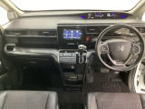 車内は光触媒抗菌消臭施工済です。インパネ周りはスタイリッシュなデザインで機能や装備も充実しています。グローブボックスやカップホルダーのほかにトレーなどたくさんの収納スペースが付いています。