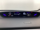中央にデジタル表示のスピードメーターを配したハイブリット専用メーターになっています。左側のインフォメーション画面で燃費などの情報を確認できます。
