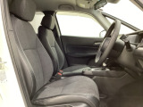 広い足元にゆったり座れるシートは長距離の運転でも疲れにくいシートです。女性でも運転がしやすいようにシートの高さ調整機能(シートリフター)がついています。