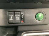リアドアは乗り降りに便利な両側電動スライドドアです。また運転席に座っていながらスイッチ操作で自在にスライドドアを開け閉めできます。燃費に役立つECONボタンもここです。