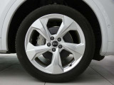 20インチのアルミホイールを装着しており