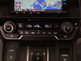 【左右独立オートエアコン】左右席で独立温度コントロールが可能です。運転席はキンキンに冷やして助手席はマイルドにと言った設定が可能です☆暑さ寒さでケンカすることもなくなりますね♪