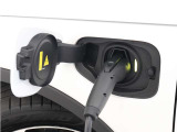 コンセントタイプ(3kW)やウォールボックスタイプ(6kW)の充電器を用いて、ご自宅で簡単充電。一般的な家庭用の200V交流充電ケーブルでは、約8時間で80%まで充電!1時間あたり7~14kmを走行できる電力を充電できます。