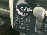 【オートエアコン】一度お好みの温度に設定すれば、車内の温度を検知し風量や温度を自動で調整。暑い…寒い…と何度もスイッチ操作をする必要はありません。快適な車内空間には必須の機能ですね♪