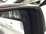 斜め後ろに存在する車を探知。その方向のドアミラー鏡面上にマークを表示し、存在をお知らせしてくれます。また、その方向にウインカーを操作すると、マークの点滅と警告音で注意を促します!