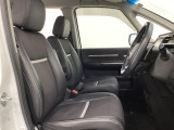 広い足元に肘掛けもついたゆったり座れるシートです。運転席と助手席の足元が空いているため、助手席側への移動がスムーズです。交通量の多い道でも、助手席側から乗り降りができます。