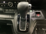 CVT車のセレクトレバーです。低速から高速まで、変速ショックのないスムーズな走りと、エンジン効率のよい領域を維持して燃費にも貢献します。サイドブレーキはスイッチ操作の電子制御パーキングブレーキです。