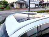 オプションのサンルーフを装備