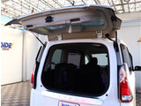 『1台』のお車に対して、3名体制で日々議論を重ね仕入れを行っております。