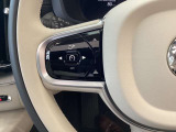 全車速追従機能付アダプティブクルーズコントロールは高速道や、渋滞時に、 自動で加速・走行・減速・停止をコントロールする機能で、疲労を軽減してくれます。右側にはボイスコントロール等のスイッチがつきます。