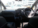 大きなフロントガラスで視界を確保し、視点も高いので運転しやすく安心です(^^)/