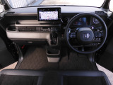 視界広々で非常に運転しやすくロングドライブでも疲れを感じさせないすっきりとまとまったインパネ周りです。