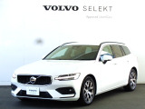 2025年3月登録のボルボV60 プラス B4です。ボディーカラーはクリスタルホワイトプレミアムMで、シートカラーはチャコールです。そして、走りの心臓部には「48Vハイブリッド」を搭載しています。