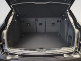 リアのトランクは複数名の荷物を載せることができます。