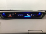 デジタル表示のスピードメーターとタコメーターを大きく配した見やすいメーター部になっています。左側のインフォメーション画面でオドメーターや燃費などの情報を確認できます。