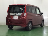 プライバシーガラスが装備されています。外を見るときには気にならずに、後方車両からは車内が見えにくくなってます