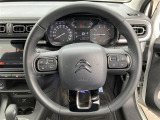 快適なショールームにて、お車選びのお手伝いから、ご購入後の整備待ちまで、ご対応致します。