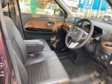 運転席は足元広々です。リラックスして運転できますね。