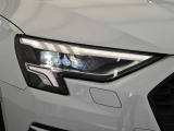 LEDライトは暗い時でもすぐにアウディと分かるデザインです。スタイリッシュな見た目に貢献しているだけでなく、明るい為視認性の良さで事故抑制にも貢献しています。