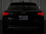 リアのスモールライトは、LEDでくっきりとした模様を浮かびあがらせてアウディQ2の高級感を演出しています。