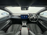 シンプルにまとめられながら最低限の物理スイッチを配したインパネ周り。運転席と助手席、フロントガラスはペアガラスを採用し遮音性に優れています。