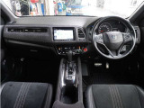 視界広々で非常に運転しやすくロングドライブでも疲れを感じさせないすっきりとまとまったインパネ周りです。