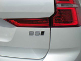 特徴的なT字型のLEDヘッドライトは、新世代のボルボを象徴するユニークなアイコンとなっています。LEDデイタイム・ランニング・ライトやポジションライト、ウインカーの役割も果たします。