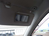 運転席バニティミラー付ですので便利ですねω・)