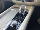宝飾品を思わせる、ダイヤ目のローレットが施されたスクロールホイール。また、車速やナビの進行方向をフロントウインドに投影するヘッドアップディスプレイで道路に視線をむけたまま情報を確認することができます。