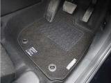 Honda認定中古車に新品の純正フロアマットを装着しました。気分よくドライブをお楽しみいただけます♪