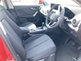 適度な硬さで長時間の運転でも疲れにくいシート設計です。
