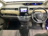 車内は光触媒抗菌消臭施工済です。インパネ周りはスタイリッシュなデザインで機能や装備も充実しています。グローブボックスやカップホルダーのほかにトレーなどたくさんの収納スペースが付いています。