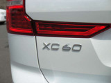 特徴的なT字型のLEDヘッドライトは、新世代のボルボを象徴するユニークなアイコンとなっています。LEDデイタイム・ランニング・ライトやポジションライト、ウインカーの役割も果たします。