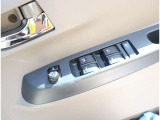 『1台』のお車に対して、3名体制で日々議論を重ね仕入れを行っております。