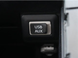 USB等外部オーディオと連携する事により車内で音楽を聴く事ができます。