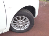 165/70R14タイヤ+アルミホイールです。スタッドレスタイヤや各種オプションのご注文も承っております(^^)!